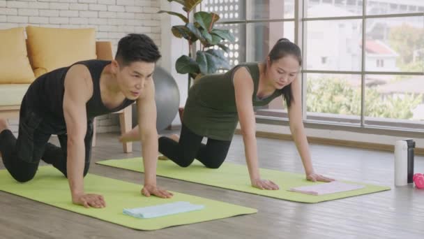 Feliz Asiática Hermosa Familia Estilo Vida Pareja Haciendo Yoga Pie — Vídeos de Stock