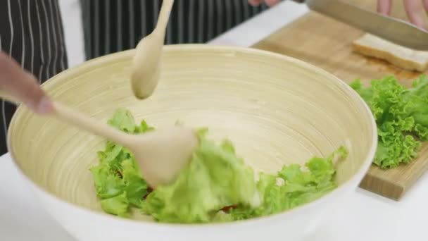 Glückliche Asiatische Schöne Familie Ehepaar Mann Und Frau Kochen Gemüsesalat — Stockvideo