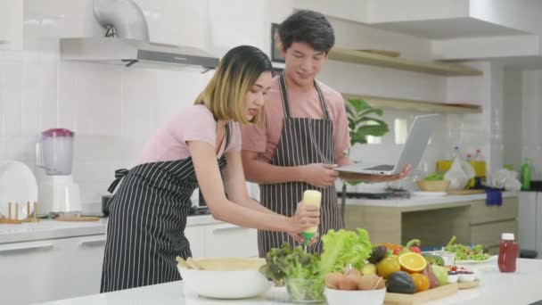 Heureux Asiatique Belle Jeune Famille Couple Mari Femme Cuisine Salade — Video