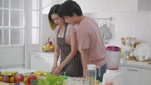 Heureux Asiatique Belle Jeune Famille Couple Mari Femme Dans Cuisine — Video