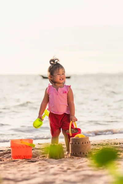 Feliz Diversión Niño Asiático Linda Niña Jugando Arena Con Herramientas — Foto de Stock