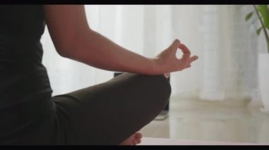 Online yoga öğreten kadının ilk adımı evde oturma odasında spor yapmak için meditasyon zen, covid19 salgını sırasında egzersiz yogasında egzersiz yapmak için spor sağlıklı yaşam tarzı konsepti.