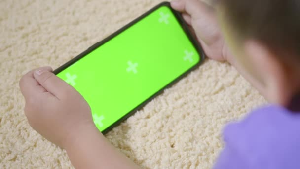 亚洲男孩学前班 带着小玩艺儿在家里的手机上玩电子游戏 使用和手持智能手机绿色屏幕的幼儿 技术生成概念 — 图库视频影像