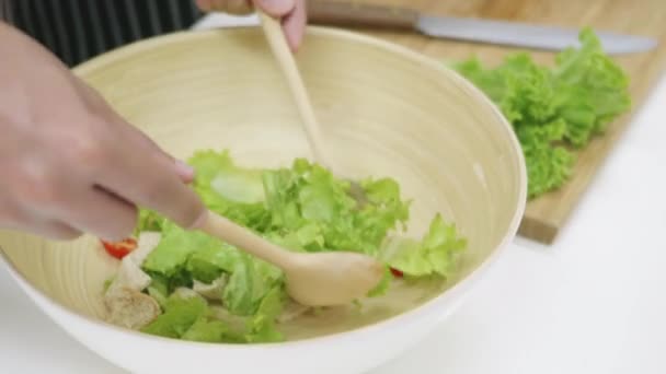 Mutlu Asyalı Güzel Aile Çifti Karı Koca Mutfakta Sebze Salatası — Stok video