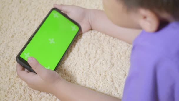 Asiatico Bambino Prescolastico Con Gadget Giocare Videogiochi Digitali Sul Telefono — Video Stock