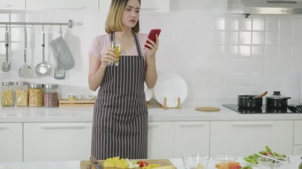 Joyeux Asiatique Belle Jeune Femme Dans Cuisine Souriant Utilisant Son — Video