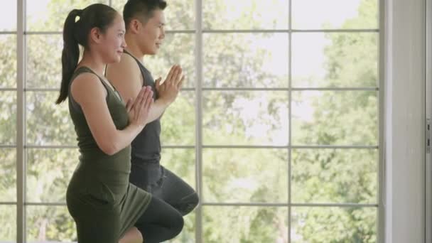 Felice Asiatico Bello Stile Vita Coppia Famiglia Facendo Yoga Piedi — Video Stock