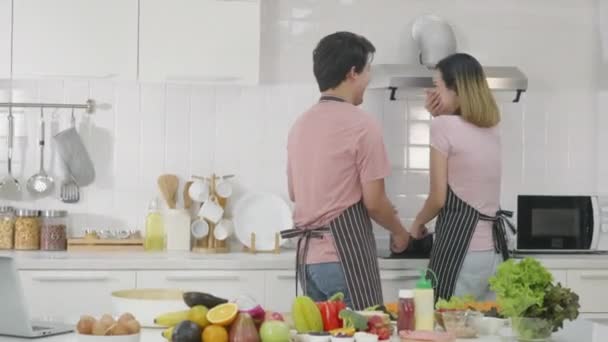 Heureux Asiatique Belle Famille Couple Mari Femme Cuisine Salade Légumes — Video