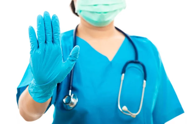 带听诊器的女护士戴着橡胶手套 戴着医用面罩 身穿蓝色制服的女医生手举着止步标志 在白色背景下拍摄独立照片 医学健康理念 — 图库照片