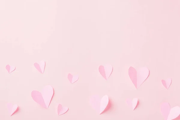 情人节的背景 图案美丽的粉红纸心裁剪构图贺卡用粉红背景与复制空间隔开 从上往上看爱的象征顶视图 — 图库照片