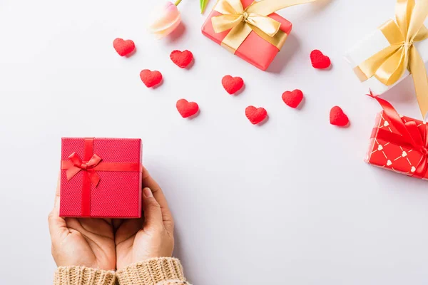 Valentijnsdag Verjaardag Vrouw Handen Houden Geschenk Geschenkdoos Versierd Rode Hart — Stockfoto