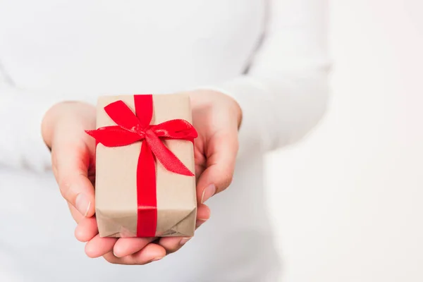情人节 女人漂亮的手拿着小礼品盒礼物包装纸带 生日背景的概念 — 图库照片
