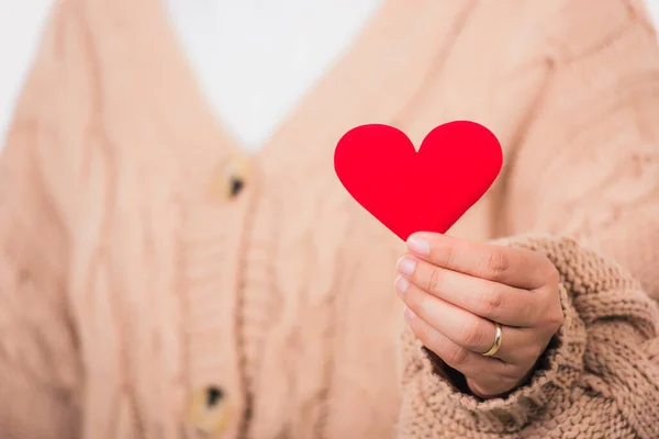 Люблю День Святого Валентина Жінки Красуні Тримають Сучасне Червоне Серце — стокове фото