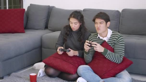 快乐的亚洲年轻夫妇夫妻笑着和妻子一起玩电子游戏 手握操纵杆 幸福和游戏概念 — 图库视频影像