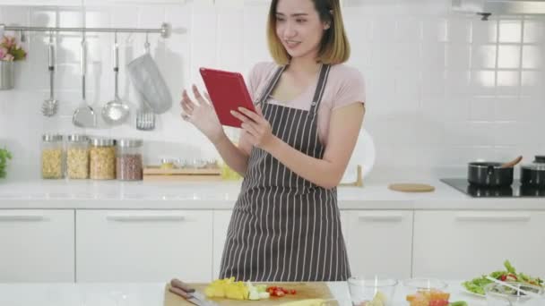 Joyeux Asiatique Belle Jeune Femme Dans Cuisine Suivant Recette Sur — Video