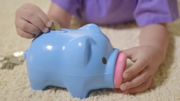Ευτυχής Ασιατικό Παιδί Παιδί Νηπιαγωγείο Βάζοντας Κέρματα Χρήματα Pin Μπλε — Αρχείο Βίντεο