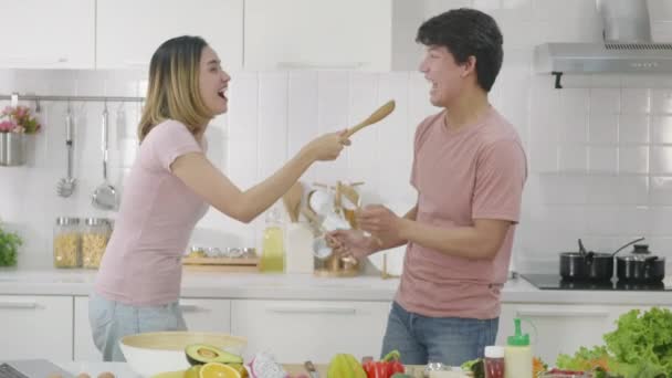 Šťastný Asijské Krásný Rodinný Pár Manžel Manželka Zpívající Kuchyňském Nádobí — Stock video