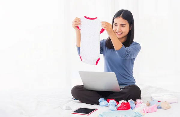 Asiatische Mutter Kauft Online Ihre Babykleidung Auf Dem Laptop Und — Stockfoto