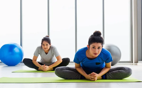 Deux Femmes Asiatiques Sportives Attirantes Personnes Pratiquant Des Cours Yoga — Photo