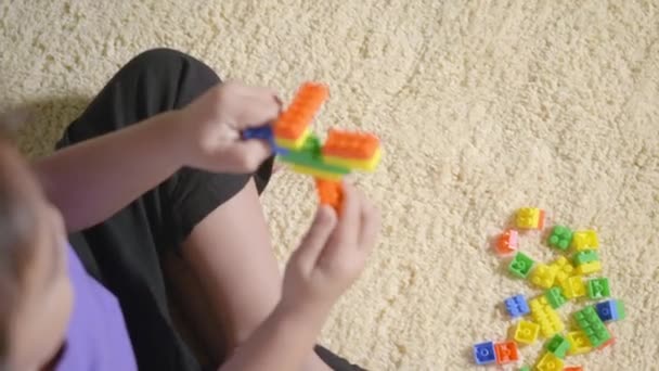Щасливий Азіатський Хлопчик Дошкільний Грає Творчі Пластикові Іграшкові Блоки Які — стокове відео