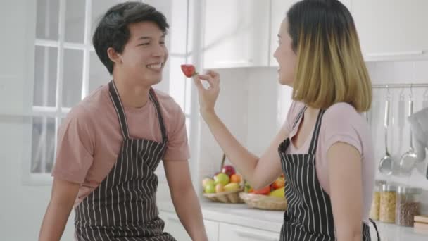 Feliz Asiática Hermosa Familia Joven Pareja Marido Mujer Disfrutando Sonrisa — Vídeos de Stock