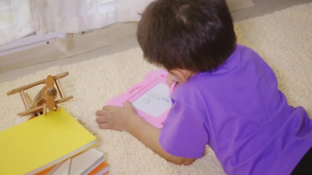 Glad Asiatisk Klick Liten Pojke Förskola Skriva Vid Magnetiska Ritbordet — Stockvideo