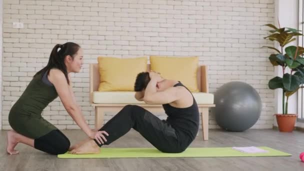 Familia Asiática Feliz Pareja Marido Esposa Entrenador Saludable Entrenamiento Casa — Vídeo de stock