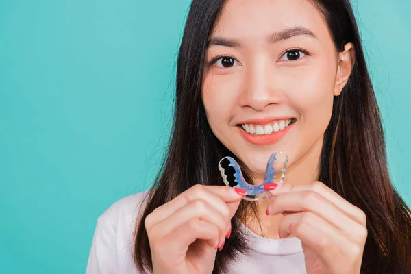 Diş Tellerini Çıkarttıktan Sonra Diş Telleri Gülümseyen Asyalı Güzel Bir — Stok fotoğraf