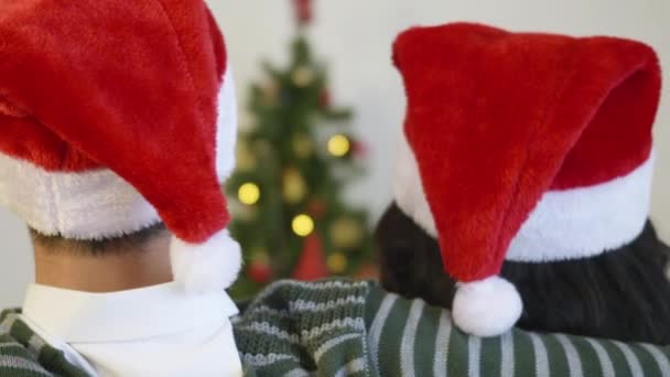 Mutlu Asyalı Genç Güzel Bir Aile Çifti Kanepeye Oturmuş Noel — Stok video