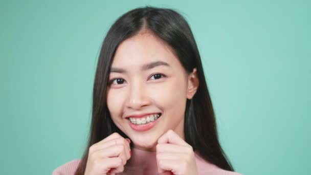 Gülümseyen Genç Asyalı Güzel Kadın Mavi Arka Planda Izole Edilmiş — Stok video