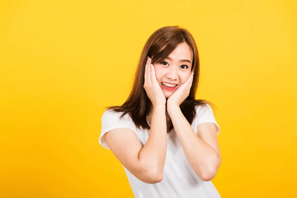 Asiático Feliz Retrato Hermosa Linda Joven Mujer Adolescente Stand Sorprendido —  Fotos de Stock