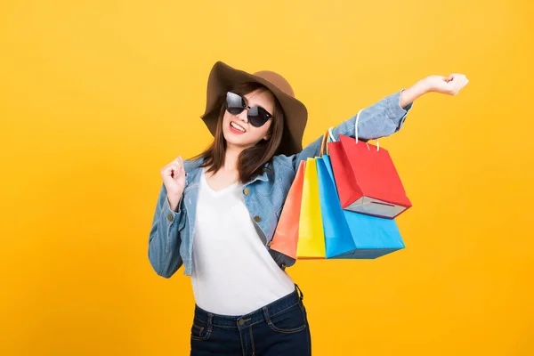 Asiático Feliz Retrato Hermosa Linda Joven Mujer Adolescente Sonriendo Pie —  Fotos de Stock