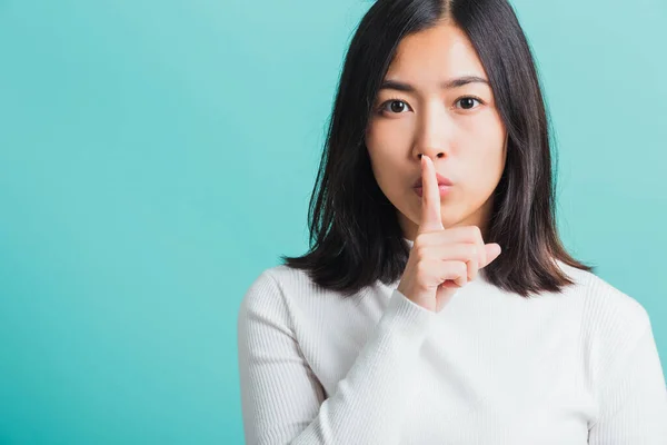 Jonge Mooie Aziatische Vrouw Met Index Vinger Haar Mond Lippen — Stockfoto