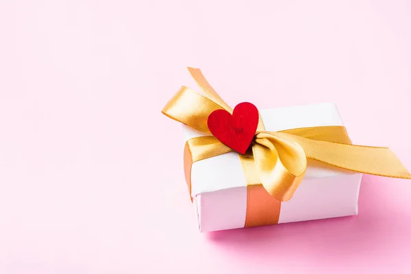 Valentijnsdag Achtergrond Concept Witte Geschenkdoos Met Gouden Striklint Houten Rode — Stockfoto