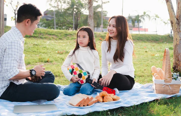 아시아인젊은 아버지 어머니 공원에서 소풍을 즐기면서 즐거운 시간을 보낸다 — 스톡 사진