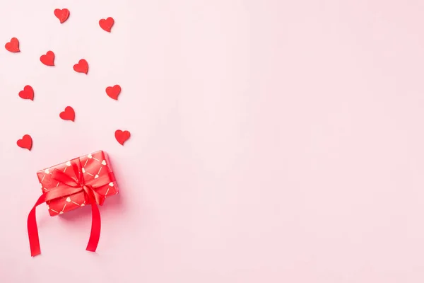 Sfondo San Valentino Confezione Regalo Rossa Con Fiocco Nastro Cuori — Foto Stock