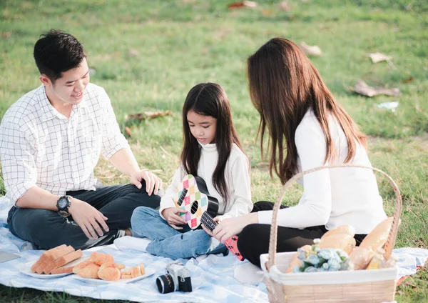 아시아인젊은 아버지 어머니 공원에서 소풍을 즐기면서 즐거운 시간을 보낸다 — 스톡 사진