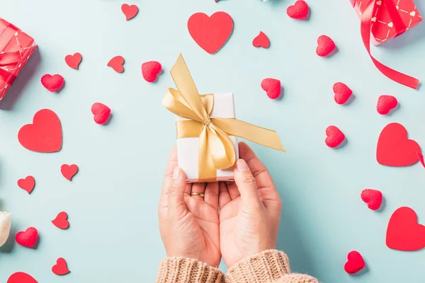 Valentijnsdag Verjaardag Vrouw Handen Houden Geschenk Geschenkdoos Versierd Rode Hart — Stockfoto