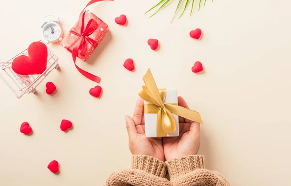 Valentijnsdag Verjaardag Vrouw Handen Houden Geschenk Geschenkdoos Versierd Rode Hart — Stockfoto