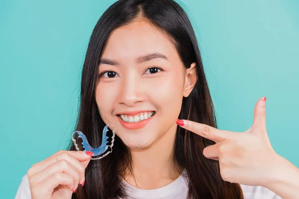 Feminino Segurar Dentes Retendo Ferramentas Após Aparelho Removível Retrato Jovem — Fotografia de Stock