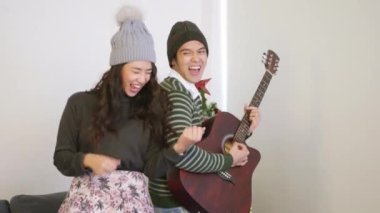 Mutlu Asyalı, genç, güzel bir aile çifti. Oturma odasında karı koca gitar çalıyor, şarkı söylüyor ve dans ediyor. Oturma odasında, ağır çekimde harika vakit geçiriyorlar.