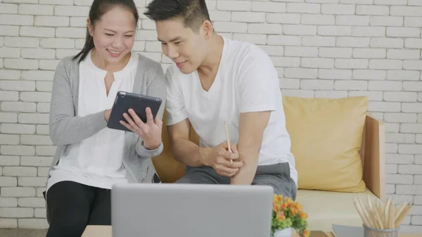 Família Asiática Feliz Casal Marido Mulher Trabalhar Usando Tablet Digital — Fotografia de Stock