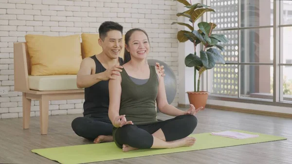 아시아인아름다운 라이프 스타일의 Yoga 집에서 로터스 연습을 긴장을 안마하는 남성등 — 스톡 사진