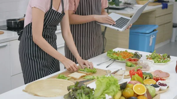 Fericit Asiatic Frumos Tânăr Cuplu Familie Soț Soție Gătit Salată — Fotografie, imagine de stoc