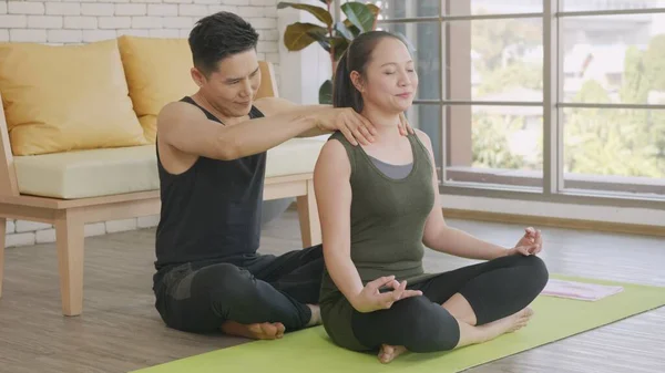 아시아인아름다운 라이프 스타일의 Yoga 집에서 로터스 연습을 긴장을 안마하는 남성등 — 스톡 사진