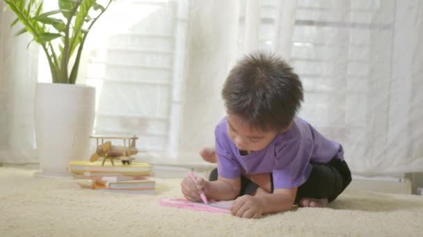 Feliz Asiática Klid Niño Pequeño Preescolar Escritura Tablero Dibujo Magnético — Vídeo de stock