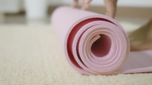 Azjatka Młoda Kobieta Walcowanie Fitness Jogi Różowy Mat Przed Treningiem — Wideo stockowe