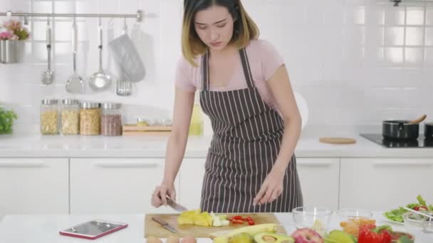 Joyeux Asiatique Belle Jeune Femme Dans Cuisine Suivant Recette Sur — Video