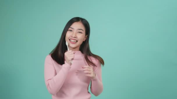 Asiatico Giovane Bella Donna Sorriso Lavarsi Denti Ballare Godendo Musica — Video Stock