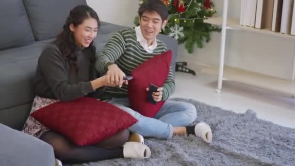 Счастливая Азиатская Красивая Молодая Семья Супруги Наслаждаются Зимний День Гостиной — стоковое видео